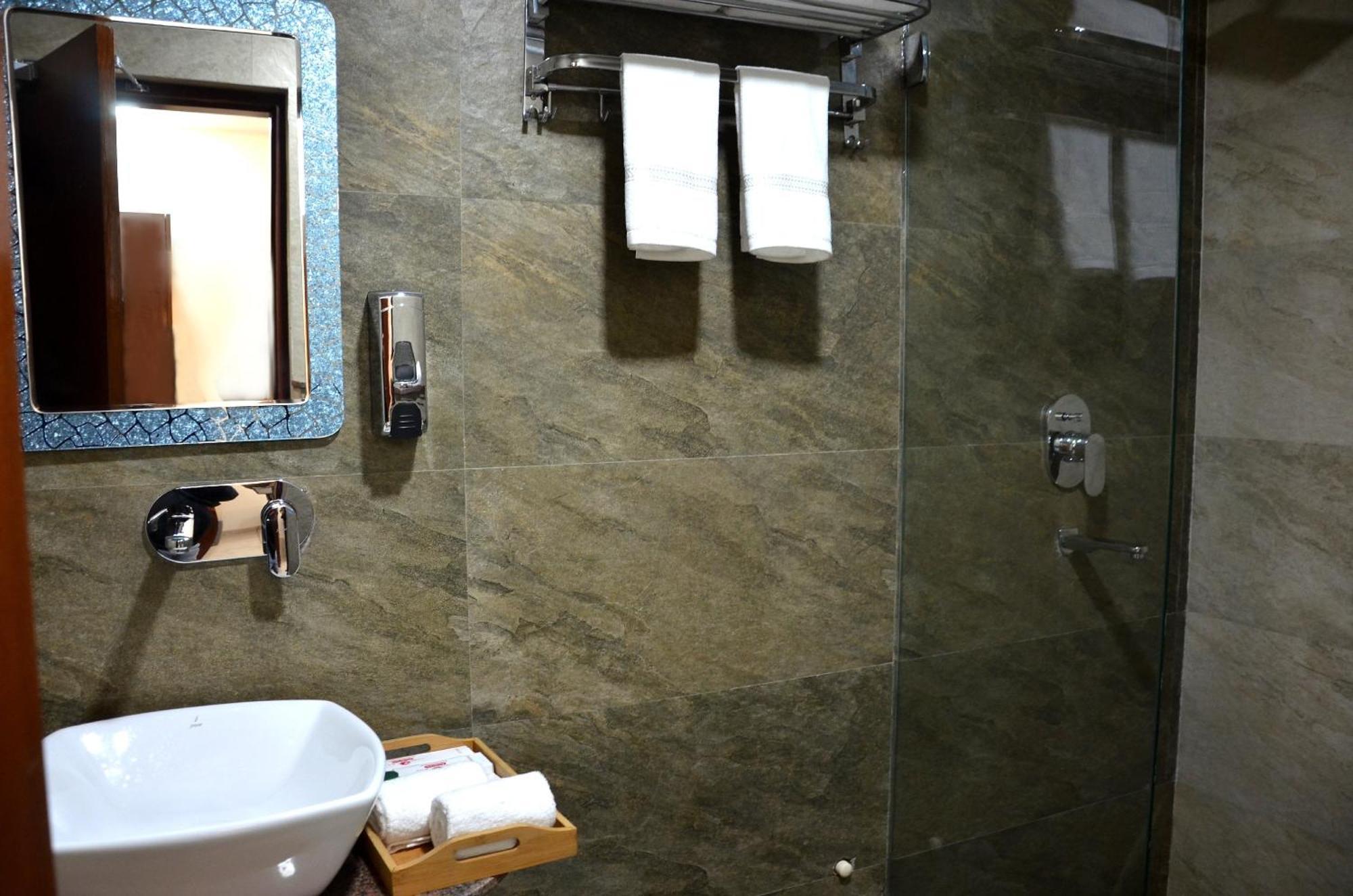Fabhotel Roselle Inn Lucknow Dış mekan fotoğraf